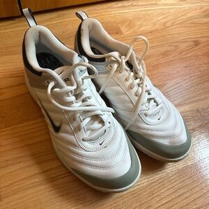 Nike Air Men’s Tennis Sneaker White and Grey 9.5 VGUC